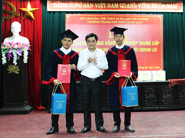 Đồng chí Mai Xuân Tuấn - Bí thư chi bộ, Hiệu trưởng nhà trường trao bằng tốt nghiệp cho học viên