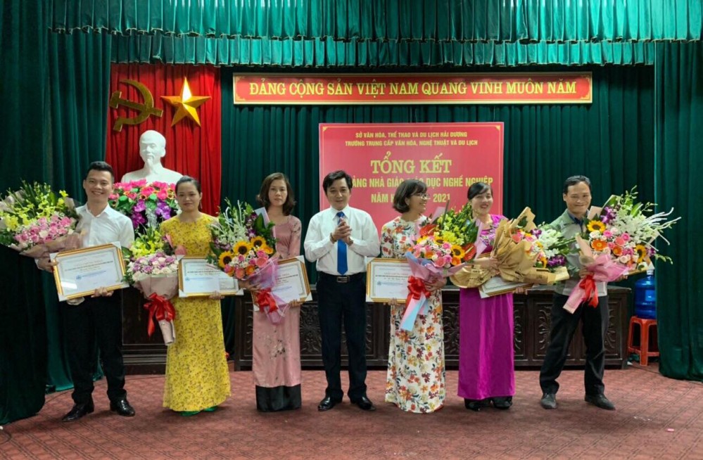 Đồng chí Mai Xuân Tuấn - Bí thư chi bộ, Hiệu trưởng nhà trường trao thưởng cho các giáo viên đạt giải