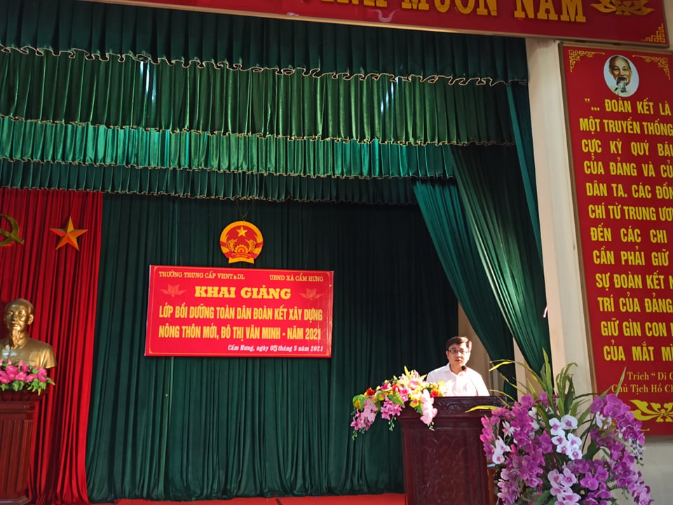 Đồng chí Mai Xuân Tuấn - Bí thư chi bộ, Hiệu trưởng nhà trường phát biểu tại buổi khai giảng lớp học