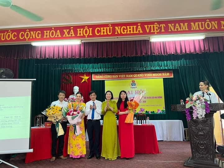 Đồng chí Mai Xuân Tuấn - Bí thư chi bộ, Hiệu trưởng nhà trường tặng hoa chúc mừng BCH Công đoàn khóa mới