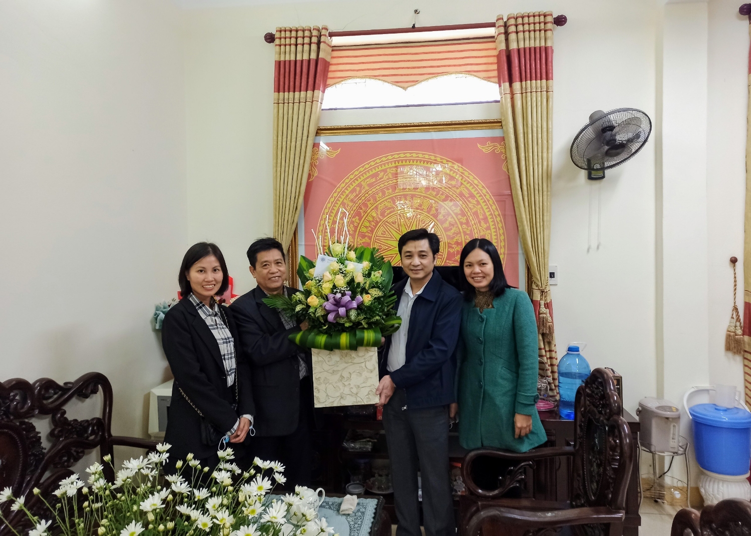 Thầy Mai Xuân Tuấn - Bí thư chi bộ, Hiệu trưởng nhà trường nhận hoa chúc mừng