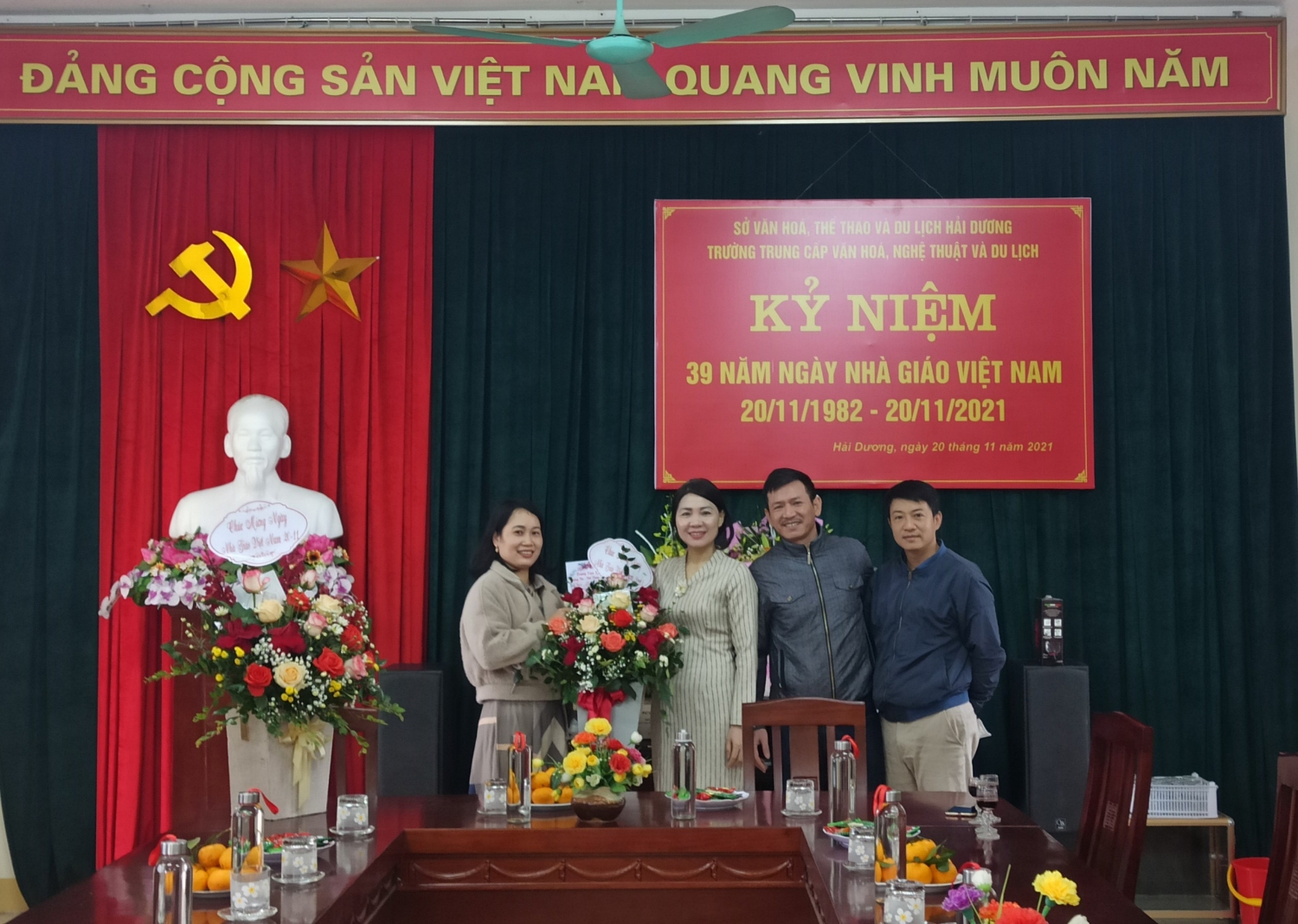Cô Nguyễn Thị Nga - Phó hiệu trưởng nhà trường nhận hoa chúc mừng