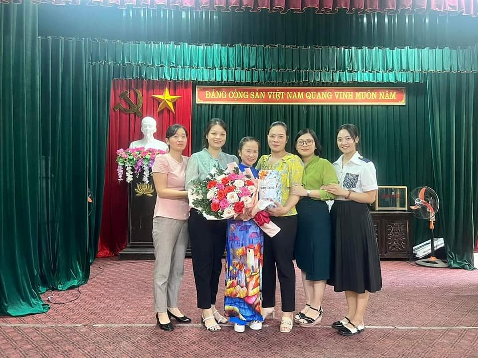 Hội nghị công bố và trao quyết định nghỉ hưu cho cô Phạm Thị Thanh Thủy - Trưởng phòng Đào tạo và QLNCKH