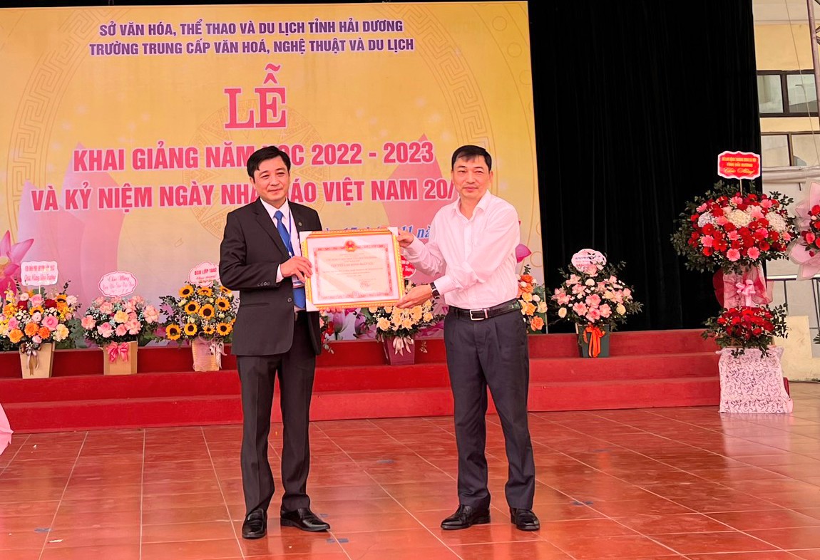 Đồng chí Vũ Khắc Lịch - Phó Giám đốc Sở Văn hóa Thể thao và Du lịch Hải Dương trao bằng khen UBND Tỉnh dành cho nhà trường