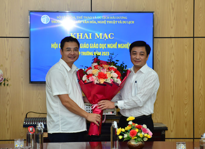 Ông Vũ Đình Tiến - Phó Giám đốc Sở Văn hóa Thể thao và Du lịch Hải Dương tặng hoa chúc mừng